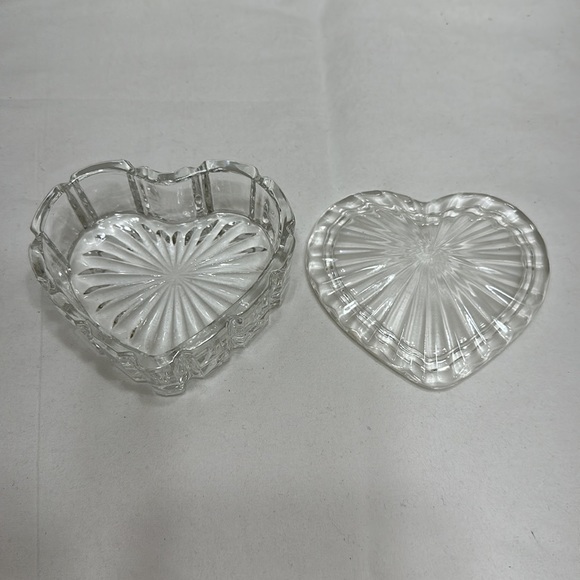 Heart shaped glass jewelry box - Picture 7 of 8